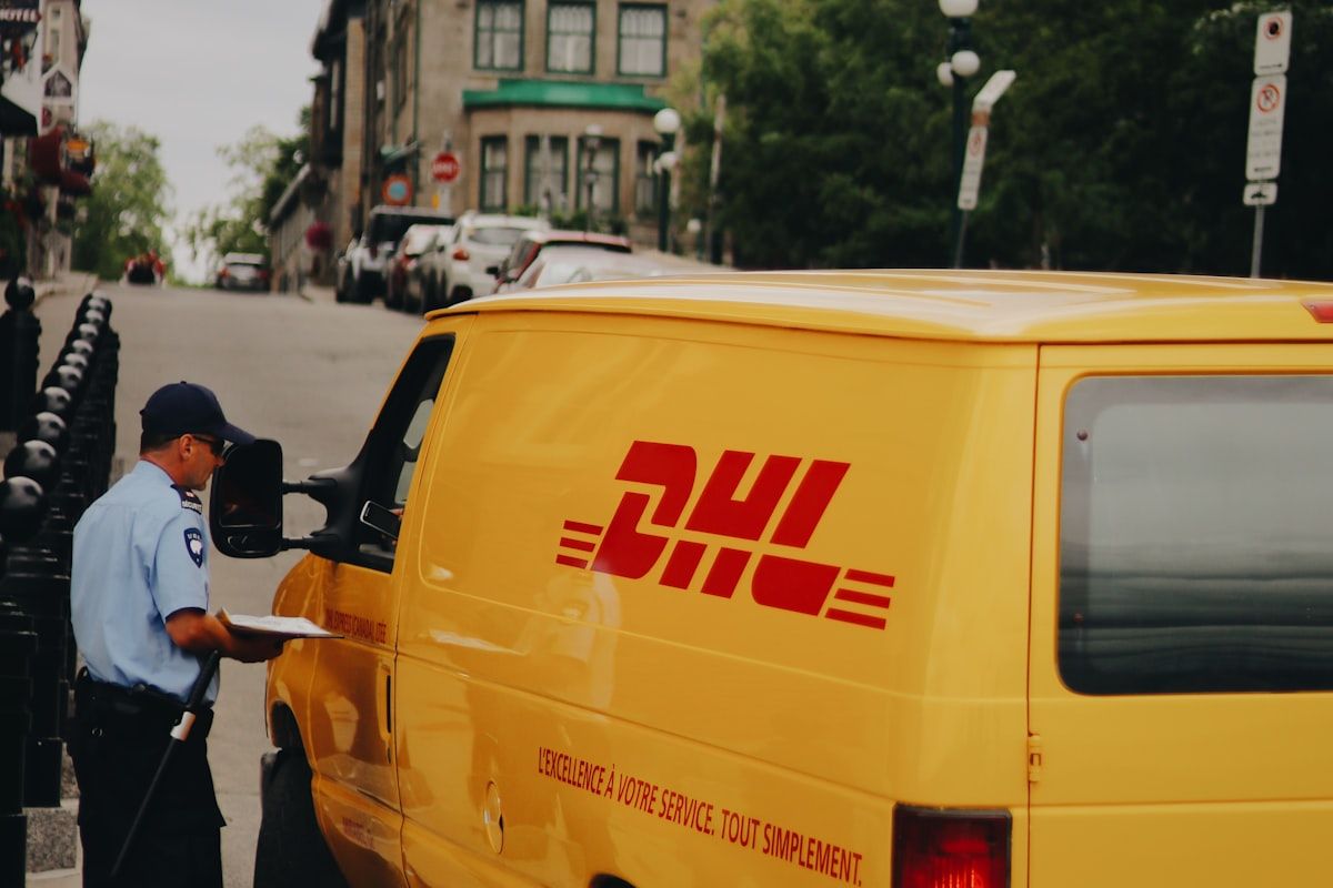 Bezorgbus DHL Belettering