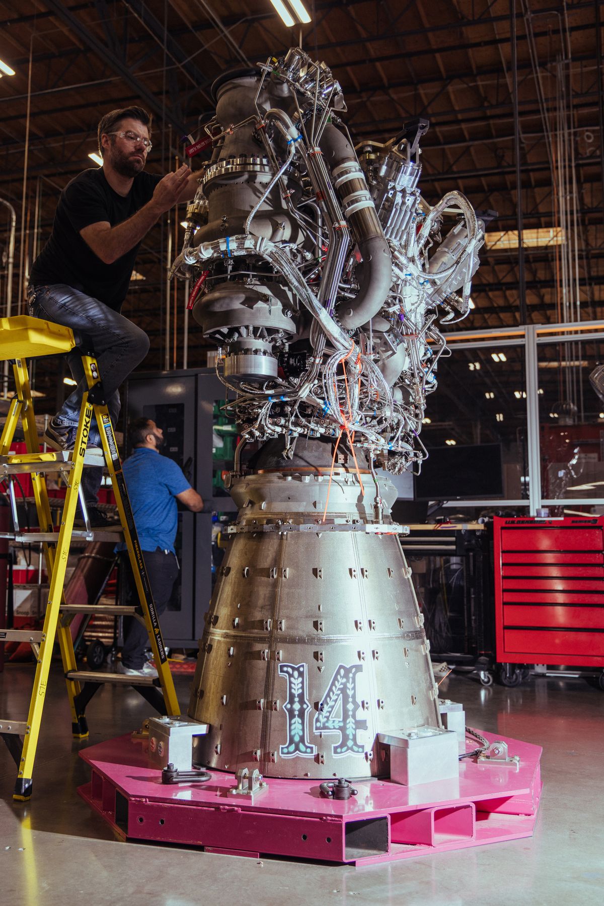 Stoke Spaceの作業場でエンジンの周囲を確認するスタッフ