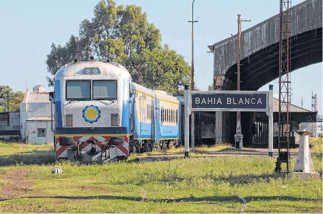 El tren a Bahía cada vez más lejos de volver