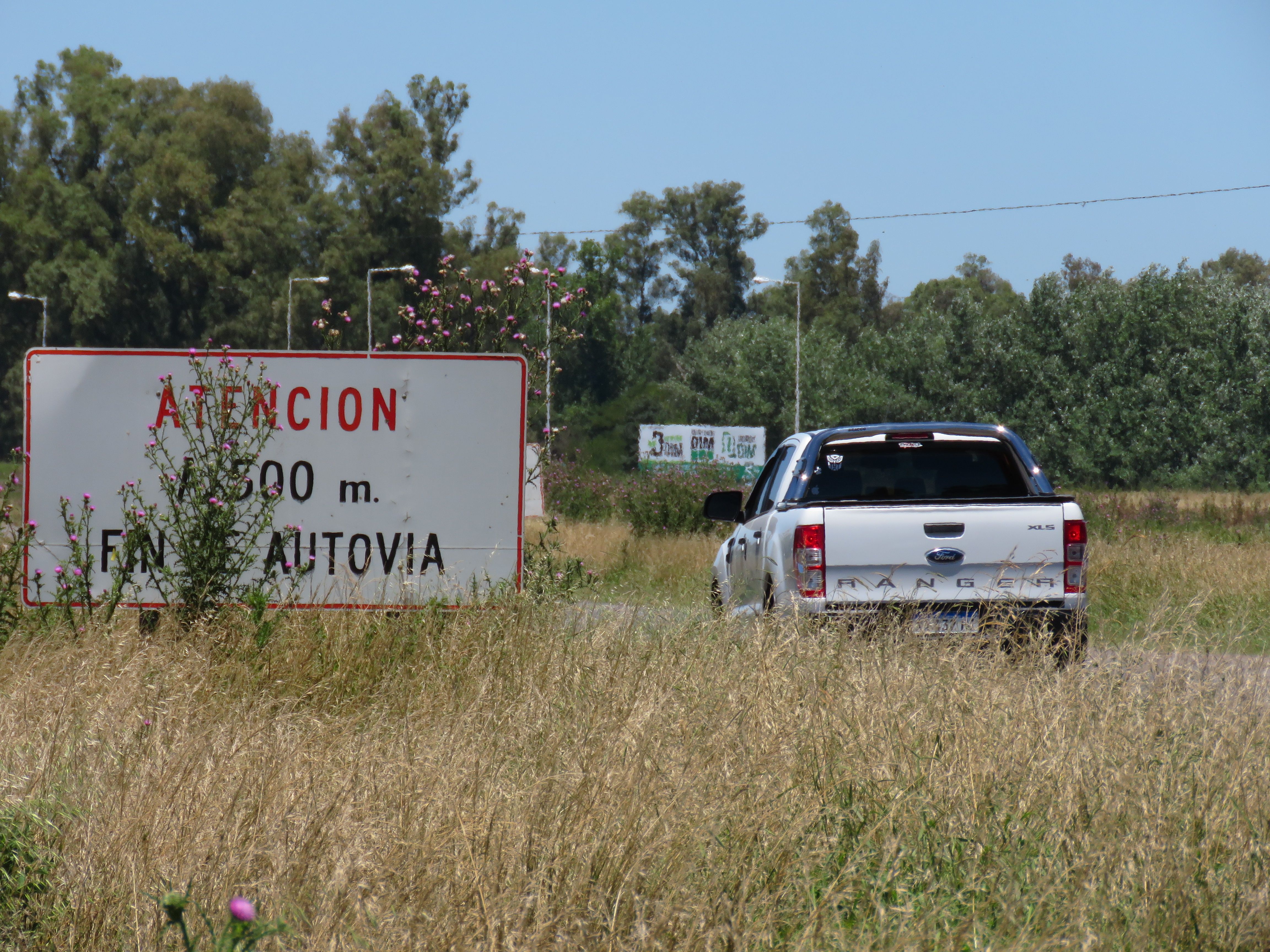 Pasto alto, abandono y accidentes: así está la Ruta 3