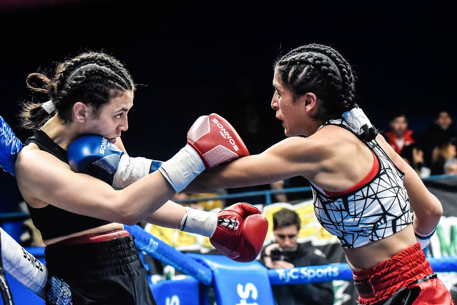 Monte presenta a su primera boxeadora profesional en una histórica velada con 20 peleas