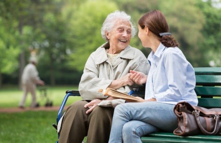 Como una flor en el jardín, los adultos mayores deben ser cuidados y protegidos 