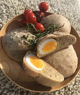 INNBAKTE GROVE RUNDSTYKKER MED EGG