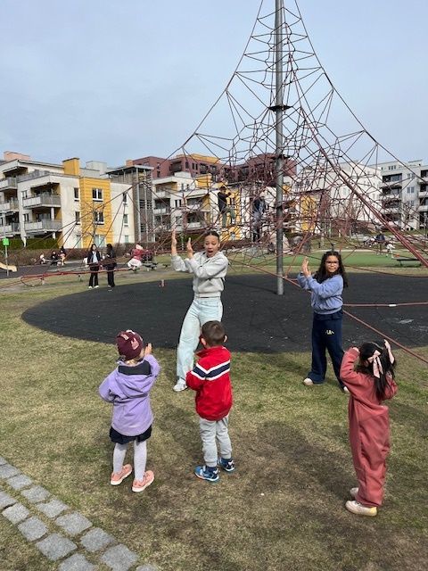 Barn som danser på Vi bryr oss-dagen.