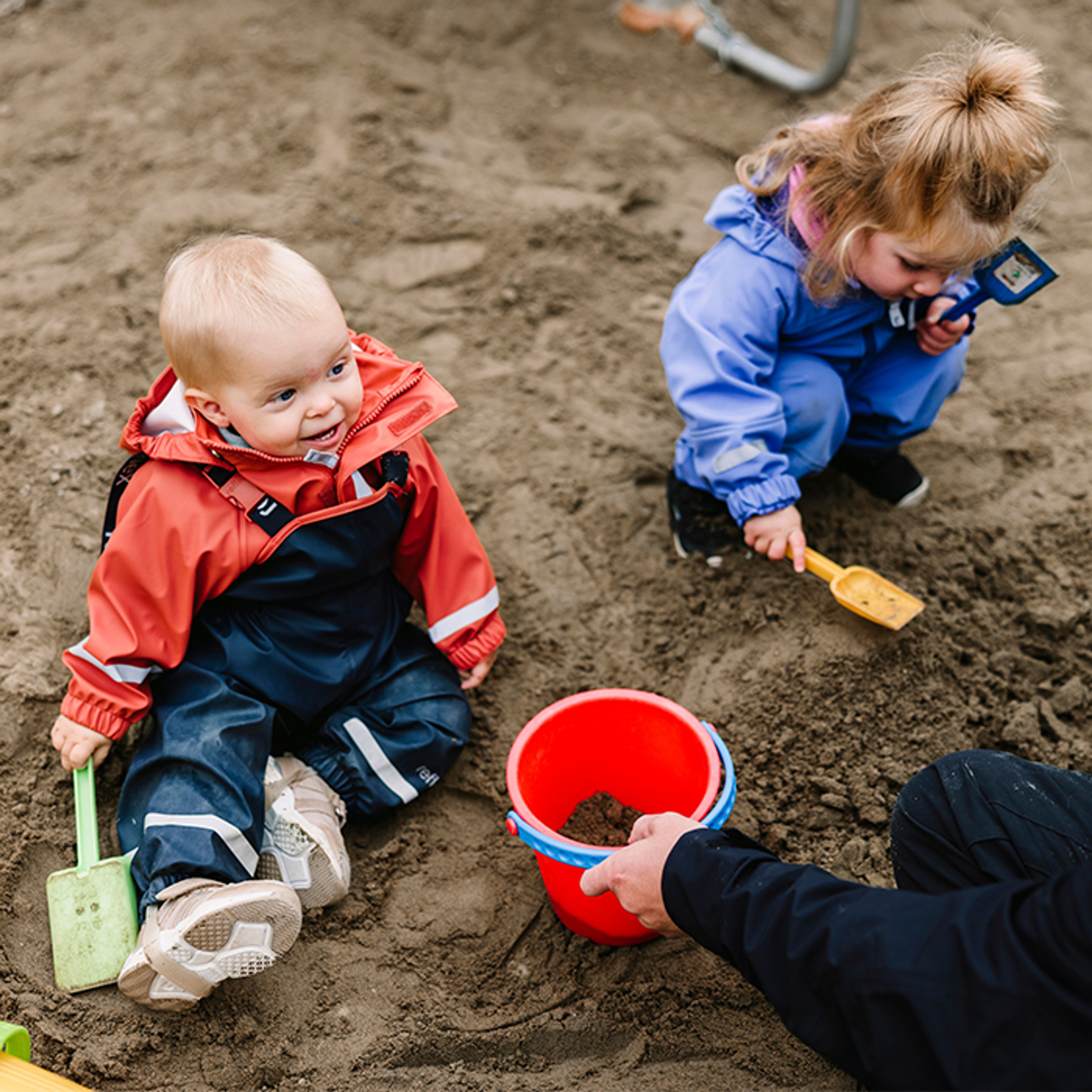 Barn leker i sandkassa