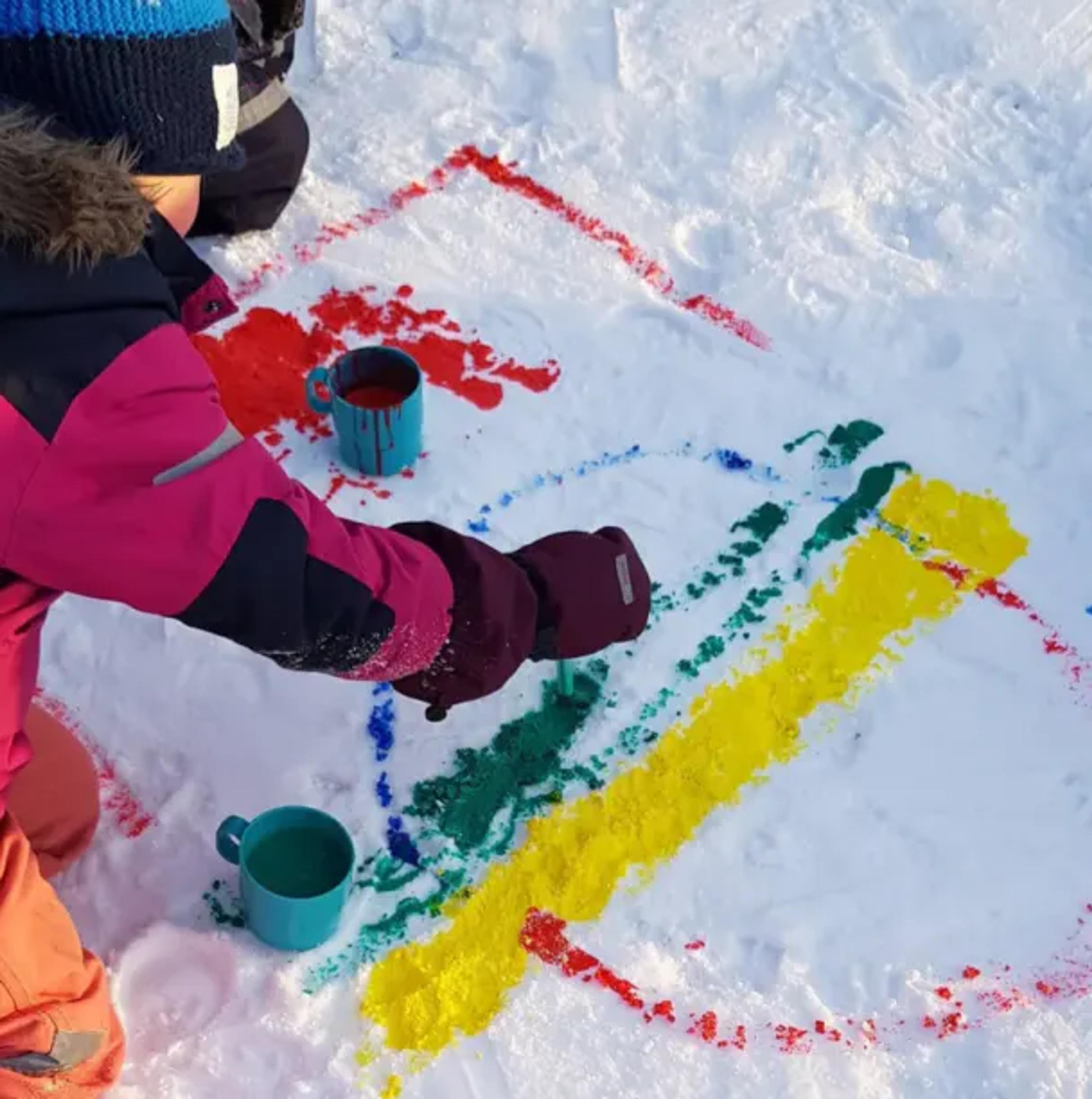 Barn maler same flagget i snøen