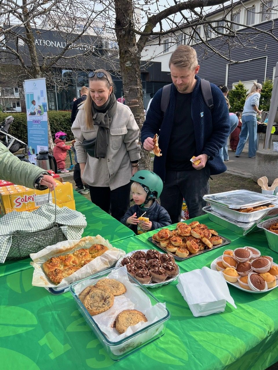 Familie som står i kiosken på Vi bryr oss-dagen. 