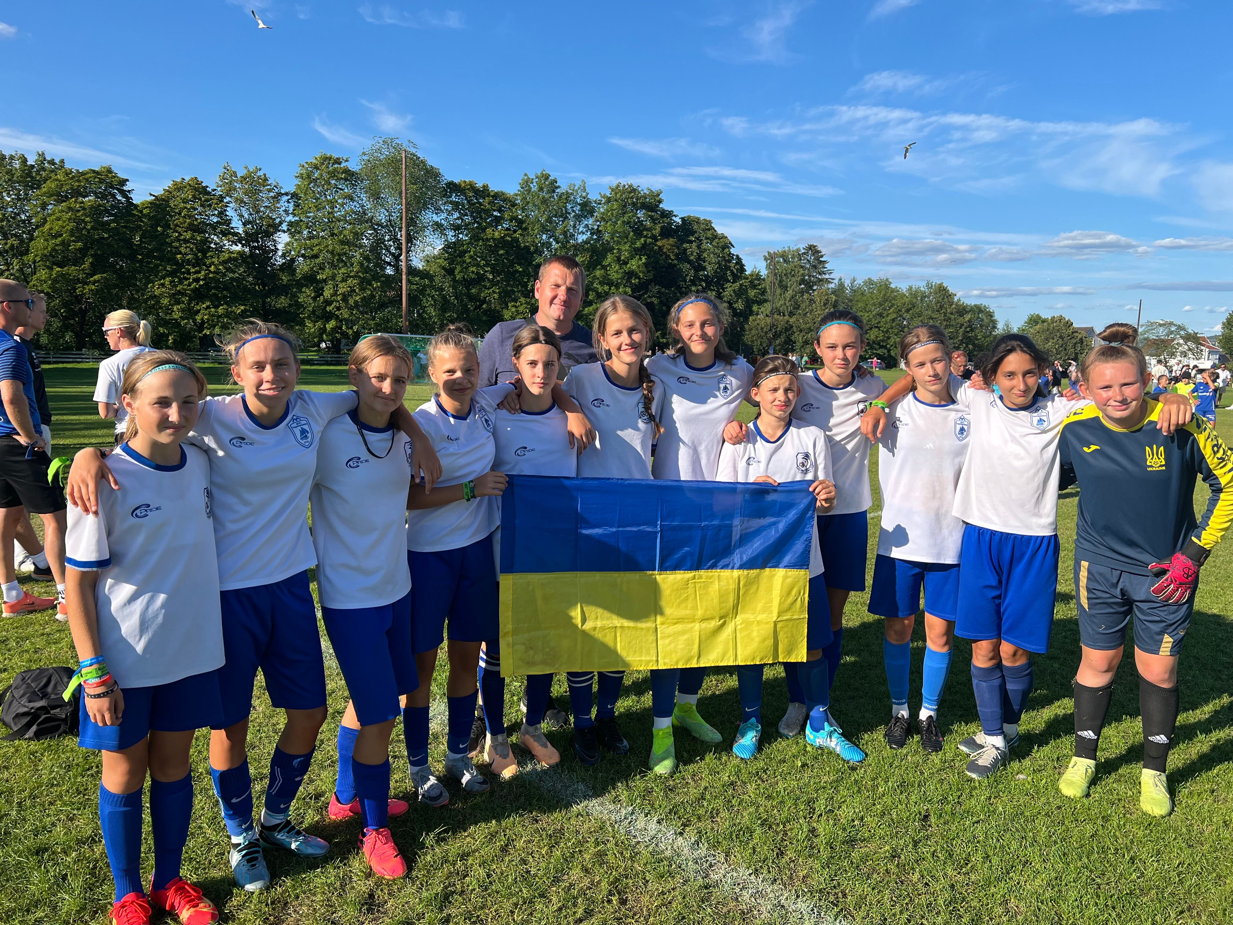 Gir ukrainske fotballjenter en pause fra krigen