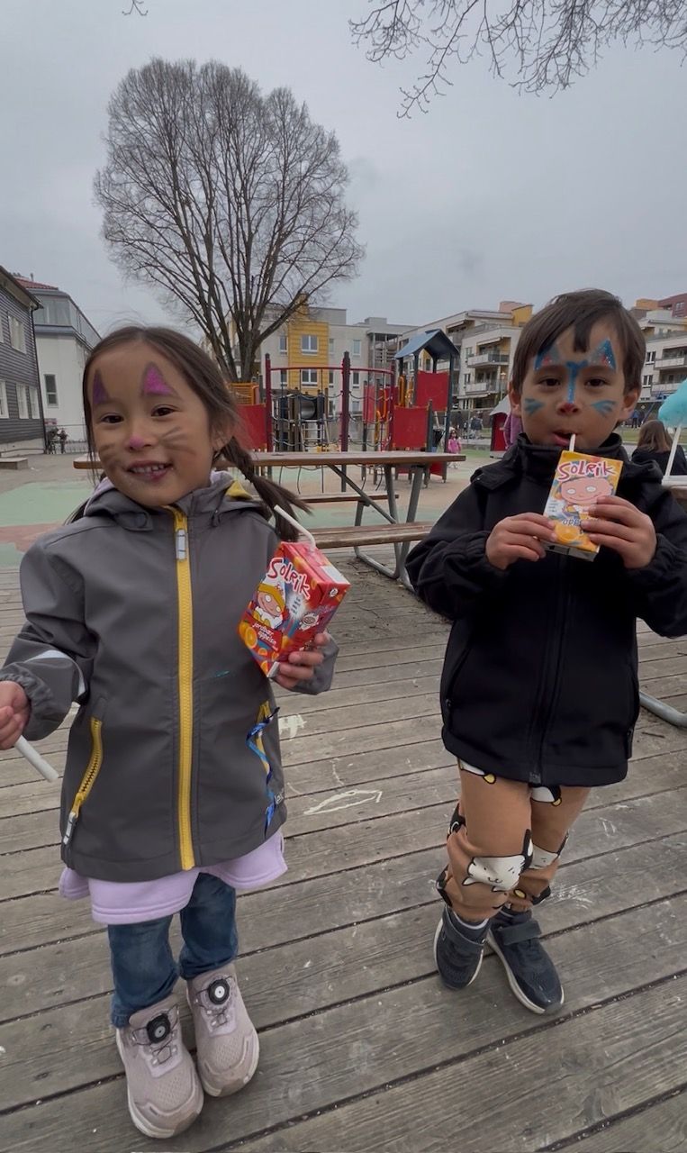 Barn med ansiktsmaling som deltar på Vi bryr oss-dagen.