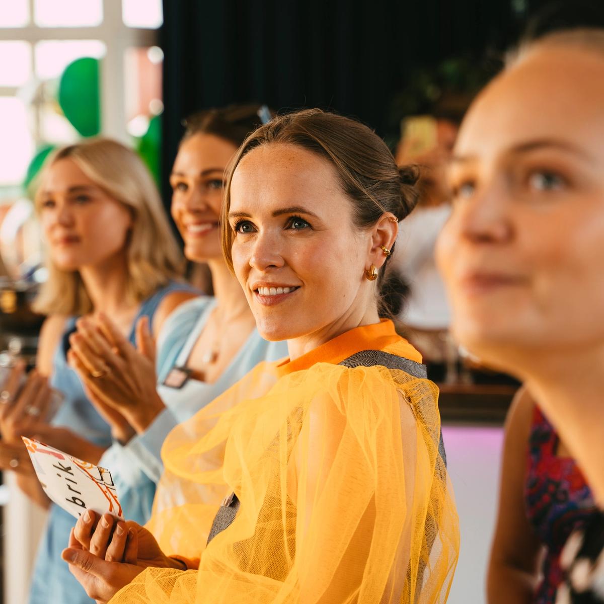 En gjeng med gründere som feirer demoday vår 2021