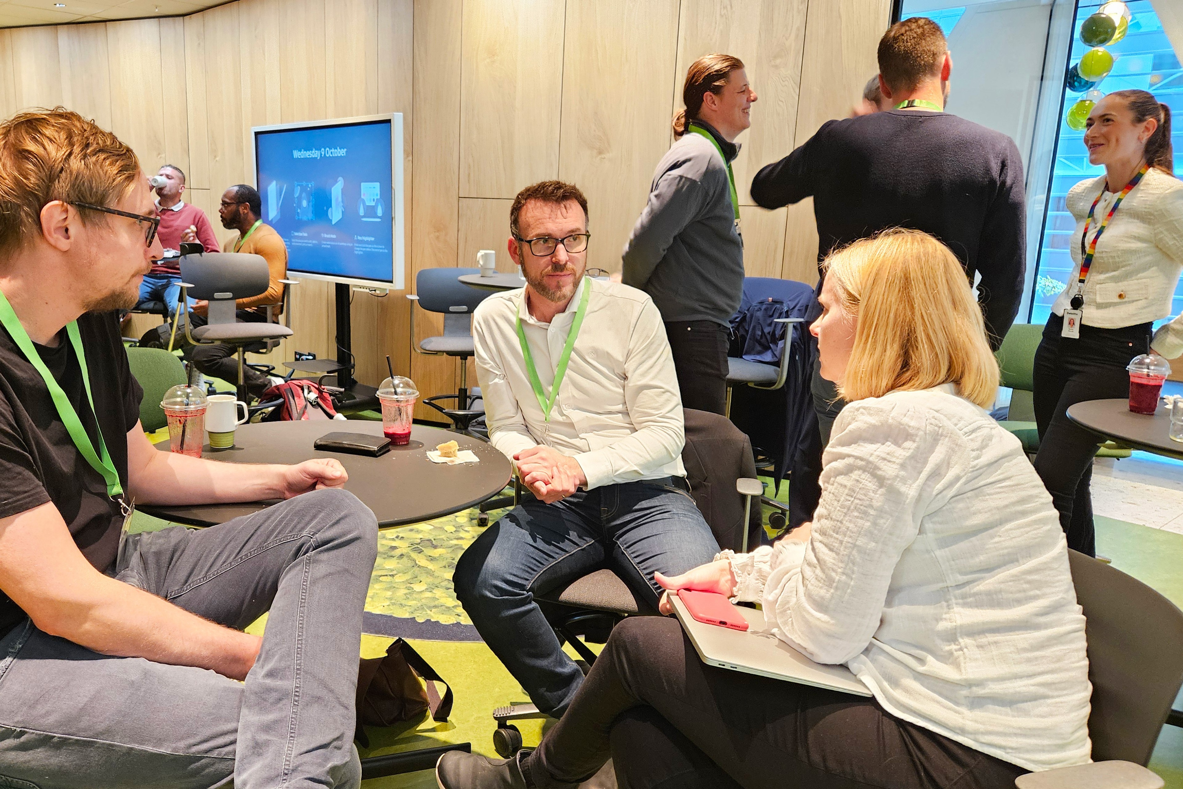 Bilde av gründere som prater