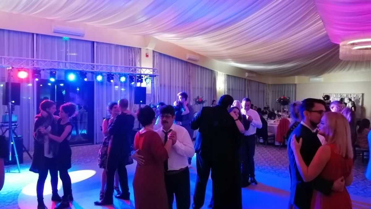 De ce să alegi o echipă / DJ care îți oferă și efecte de lumini?