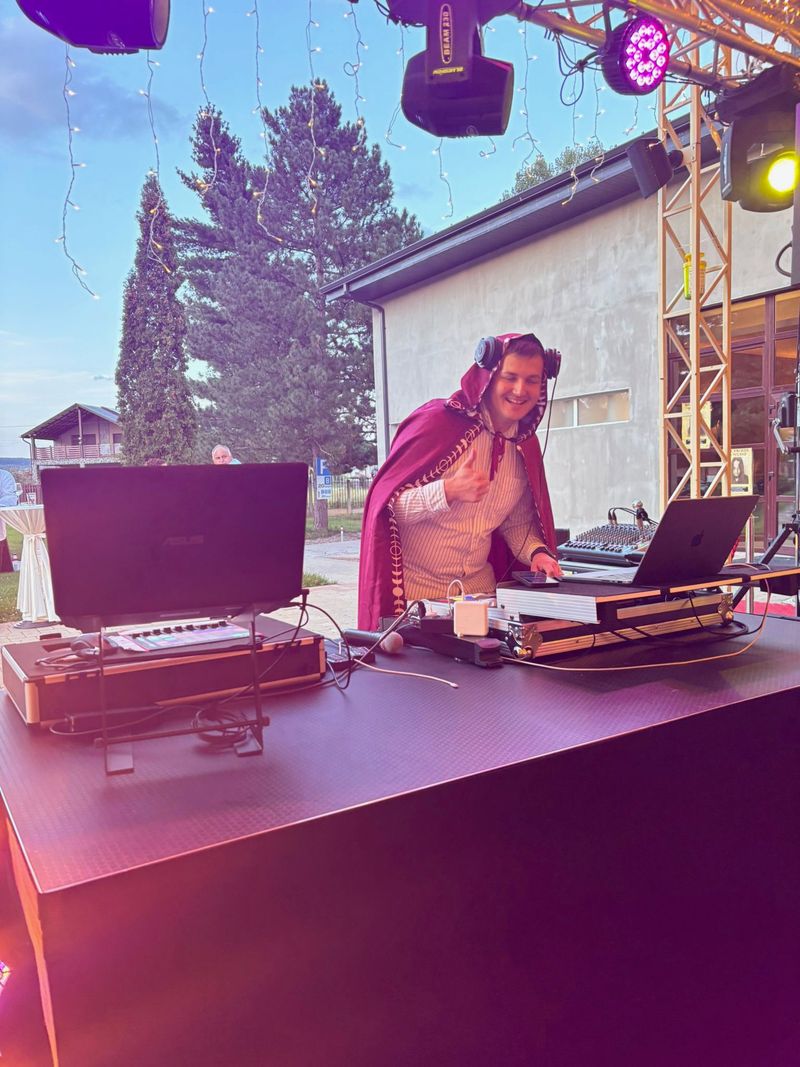DJ în costum — petrecere tematică