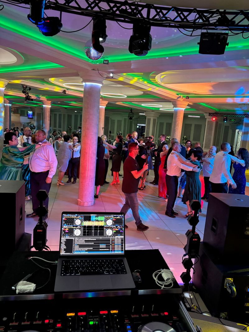 Dans în sală de bal