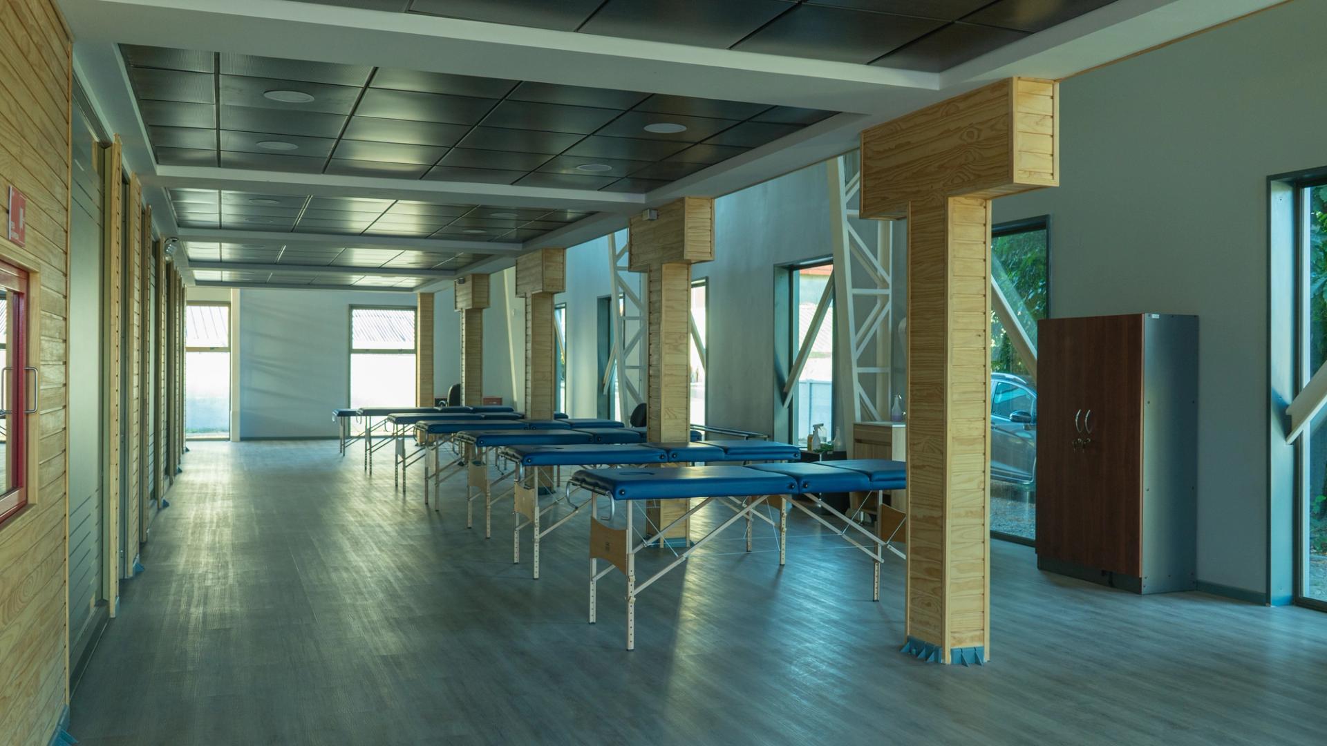 Múltiples camillas para servicios.