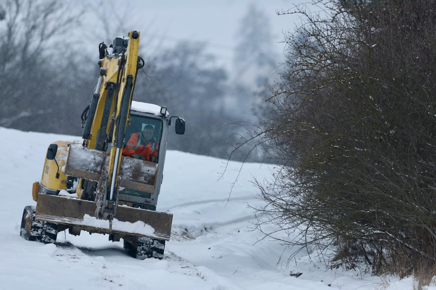 Bagr při zemních pracích v zimních podmínkách