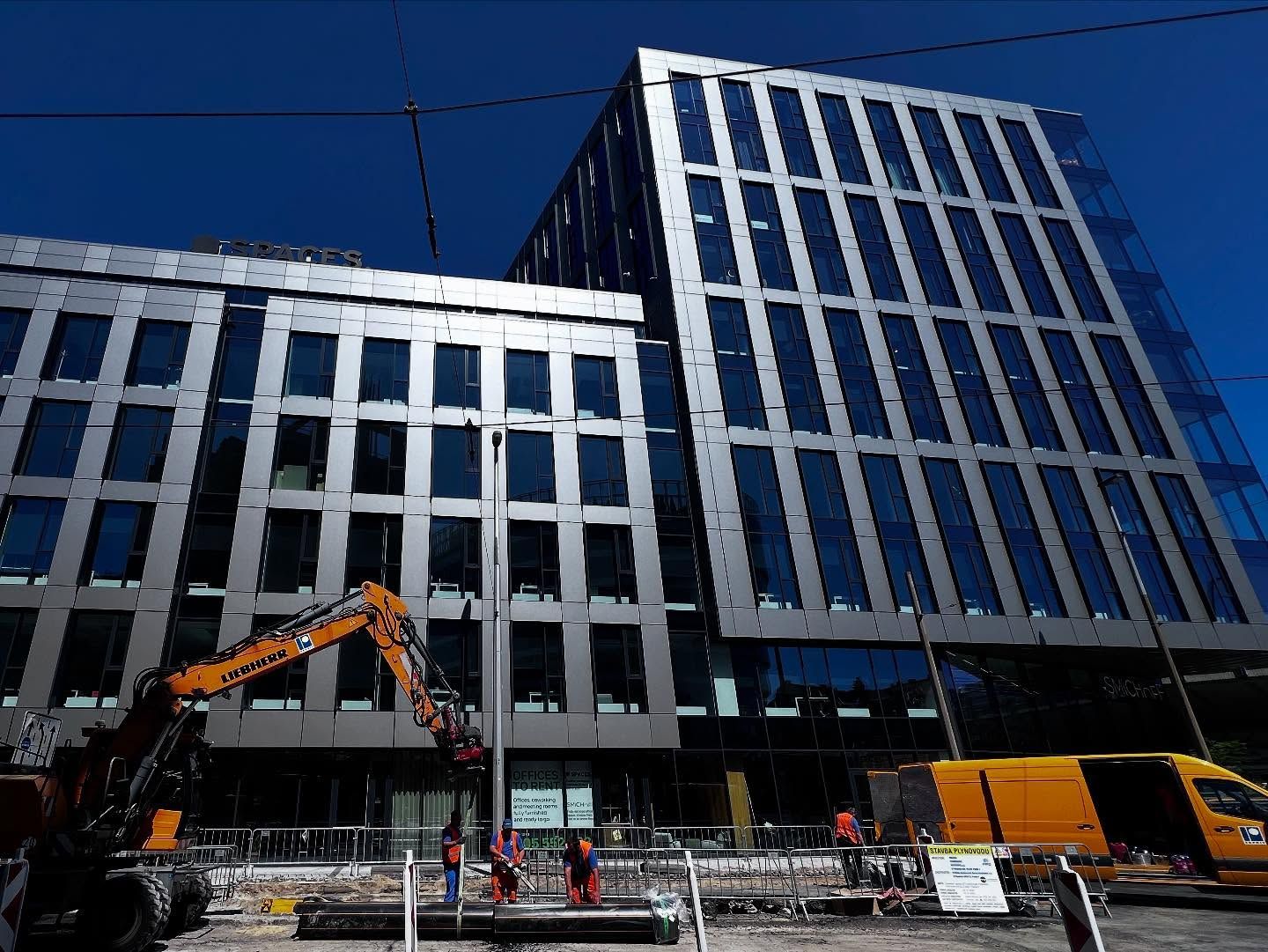 Kolový bagr Liebherr při městské demolici budovy