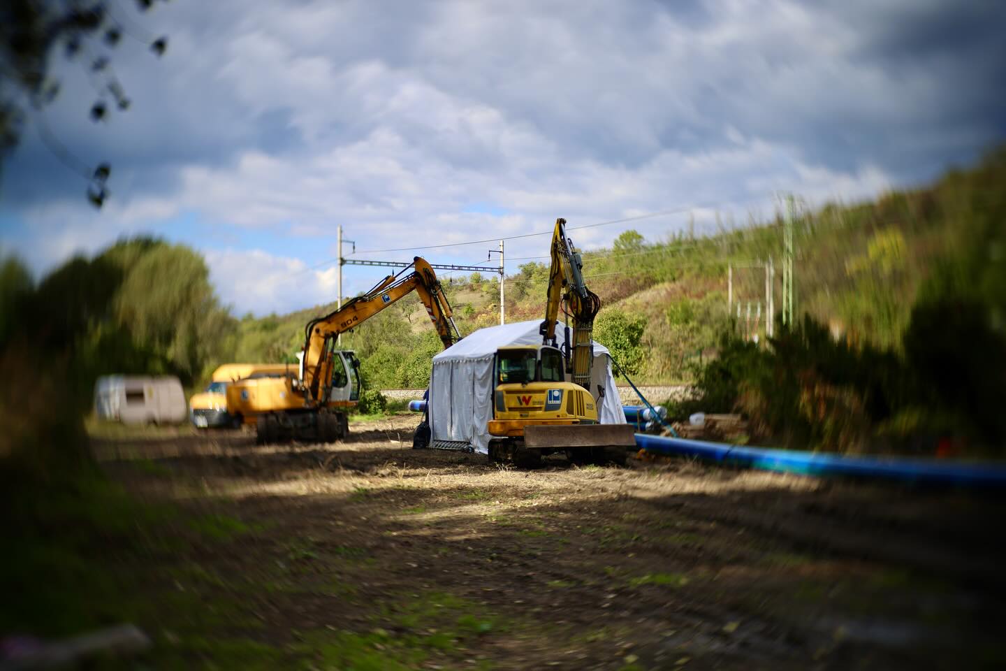 Dva bagry při pokládce potrubí a výkopu inženýrských sítí