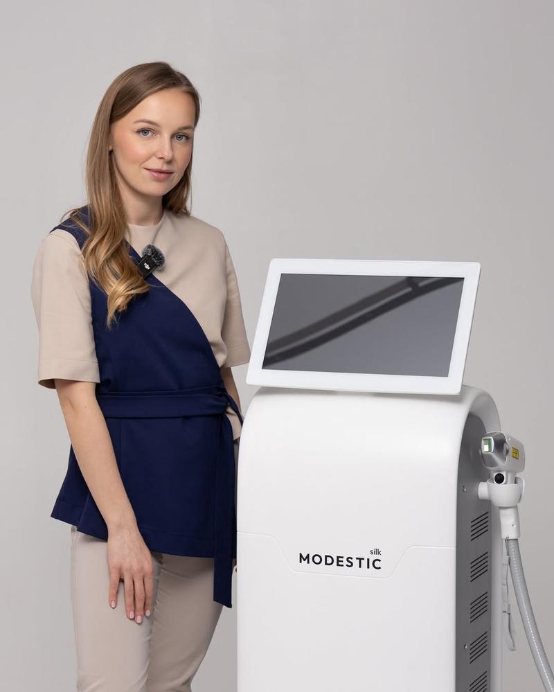 Martyna, ambasadorka marki Modestic, prezentuje nowoczesny laser Modestic
