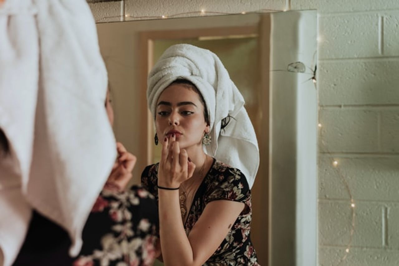 woman-mirrror