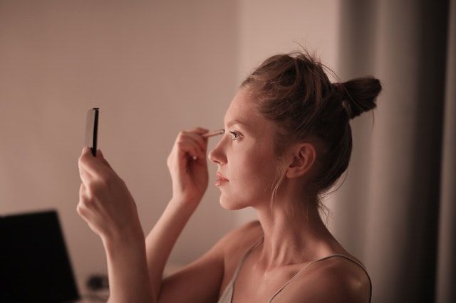 woman-putting-makeup-on-face