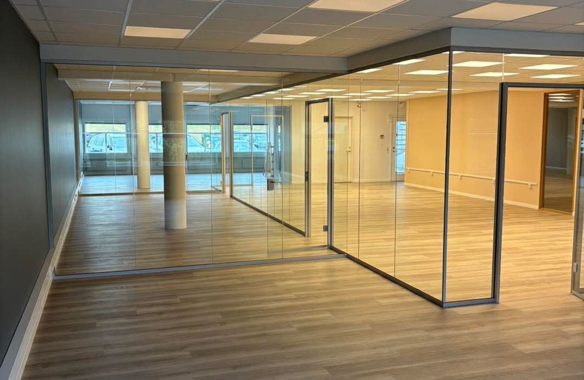 Kontorbygning med glasvægge, nye gulve og loftflader efter renovering