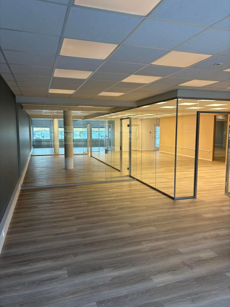 Overblik over kontorrenovering med glasvægge, gulve og loft