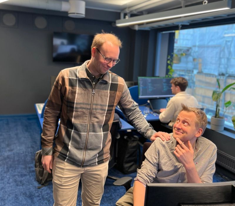 Sindre Kvålsgard og Thomas Holen på Yne sitt kontor