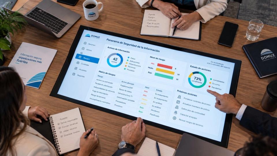 Equipo de seguridad revisando riesgos y acciones asociadas a activos de información