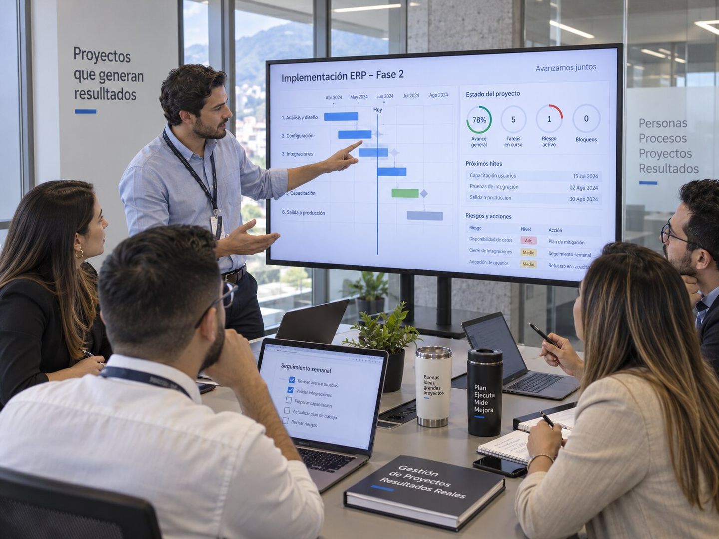 Project Manager revisando el avance de un proyecto con un equipo