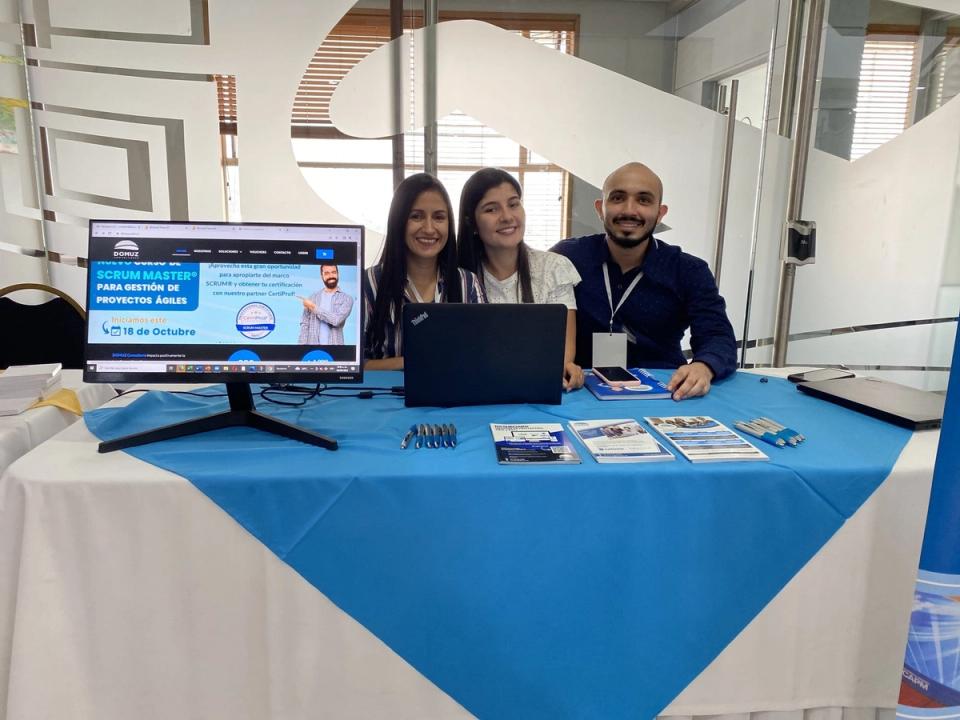 Equipo de DOMUZ en su stand de Scrum Master para gestión de proyectos ágiles