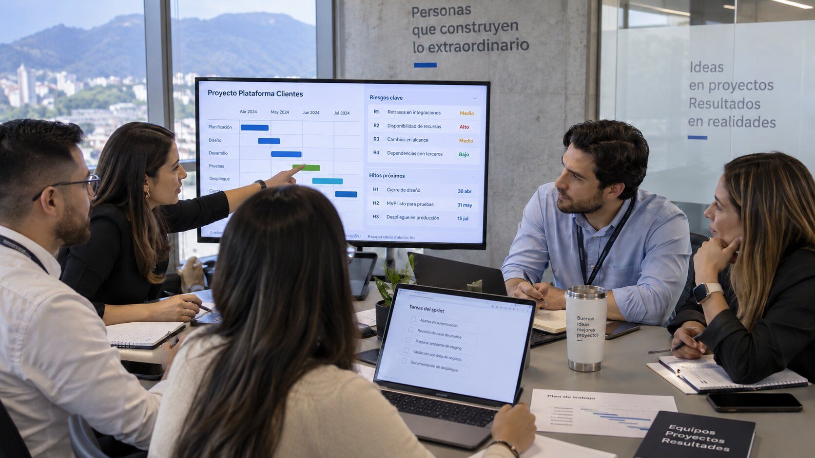Especialista en gestión de proyectos trabajando junto al equipo de una organización cliente