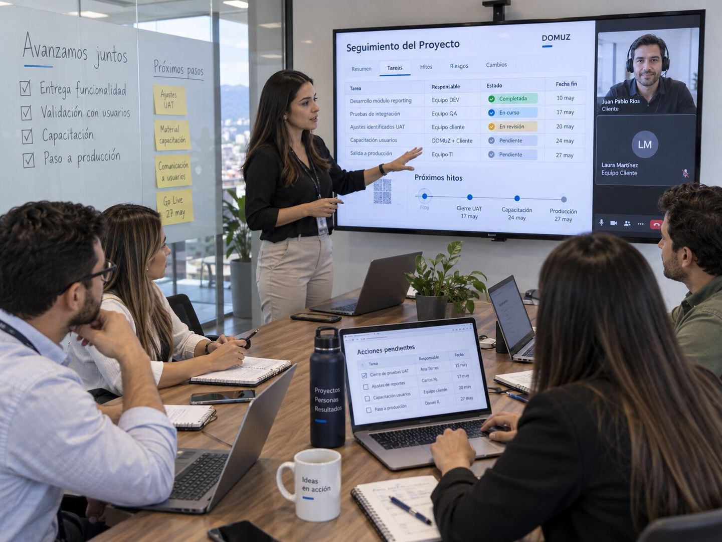 Profesional de gestión de proyectos participando en una reunión de seguimiento con un equipo cliente