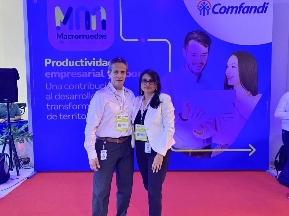 Dos integrantes de DOMUZ en el stand de Comfandi durante Macrorruedas de productividad empresarial