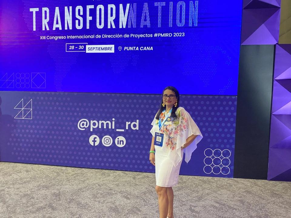 Integrante de DOMUZ en el escenario del congreso Project Transformation del PMI República Dominicana, Punta Cana 2023