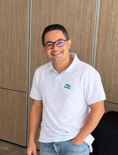 Cristian Giraldo posando casualmente