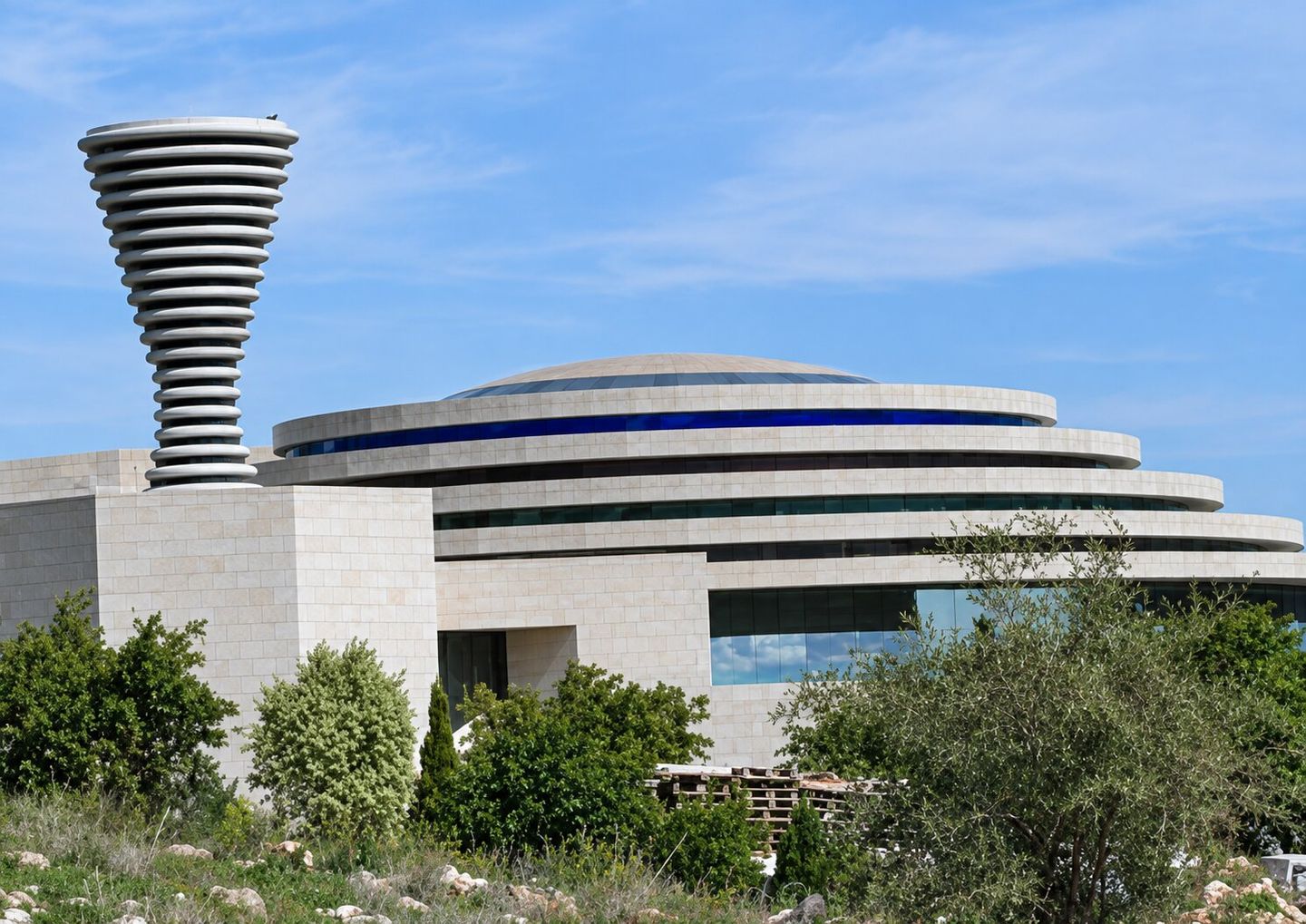 La Domus Galilaeae, en el Monte de las Bienaventuranzas, Israel; sus cubiertas curvas superpuestas inspiraron el logo de DOMUZ.