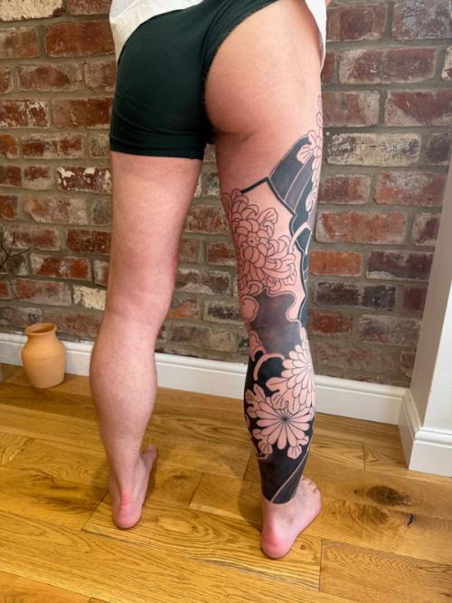 Back view of the right leg sleeve at home, chrysanthemums and black background