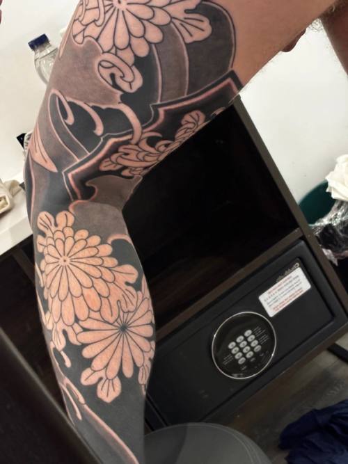 Chrysanthemums on the calf and the new black around the knee, at the hotel