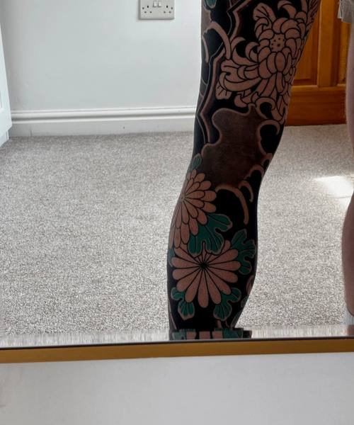 Right leg in the hall mirror, the chrysanthemum on the calf healed