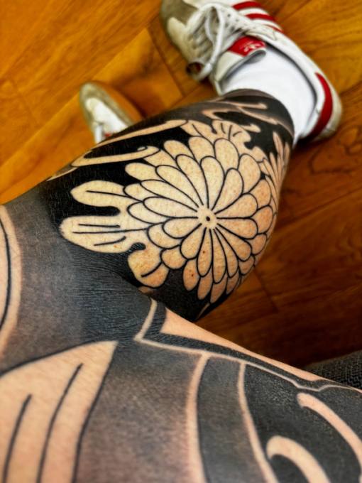 Close-up of the chrysanthemum on the right knee, healed and settled
