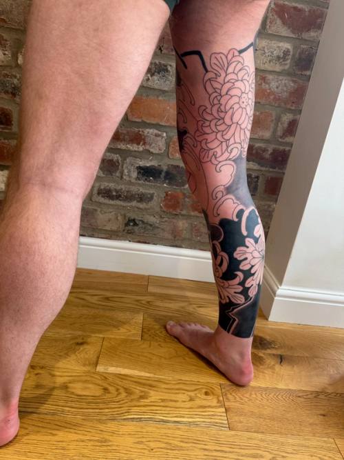 Back of the right leg with the new chrysanthemum-on-rock outline above the shaded calf