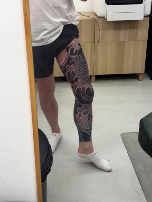 Side view of the finished background on the right leg, with green in the chrysanthemums