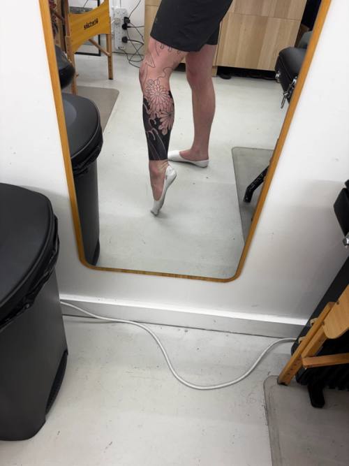 Back of the right leg in the studio mirror with the new black background