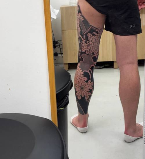 Back of the right leg in the studio mirror after day one, the knee and back of the thigh now black
