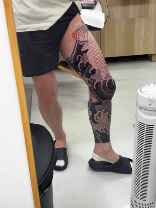Right leg in the studio mirror before day one, the thigh marked out in red for shading