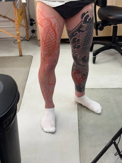 The left leg drawn up in red beside the finished right leg, seen from the front
