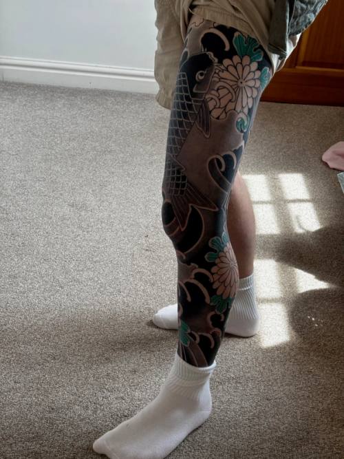 Side view of the right leg at home, background healed and green in the petals