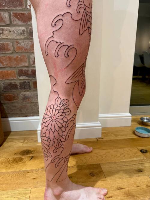 Outline of the waves and chrysanthemum on the lower right leg