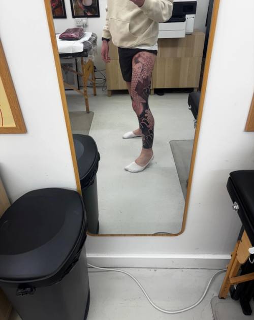 Side view of the right leg sleeve in the studio mirror after day two